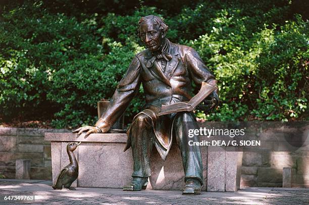 Statue of Hans Christian Andersen reading The Ugly Duckling by Georg John Lober , Central Park, Manhattan, New York, United States of America.