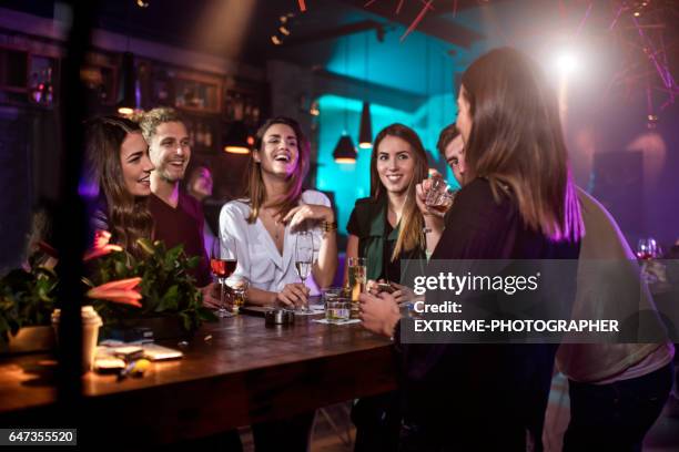 grupo de personas en el bar - reencuentro fotografías e imágenes de stock