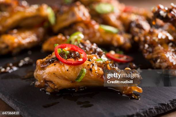 honey serrano chicken wings - asa de frango imagens e fotografias de stock