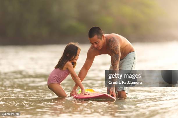 hawaii familjesemester på stranden - fat guy on beach bildbanksfoton och bilder