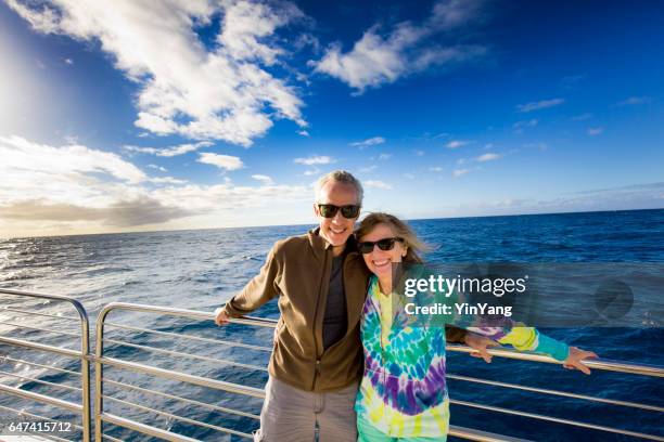 couple de touriste en excursion en bateau croisière bateau - bateau de voyageurs photos et images de collection