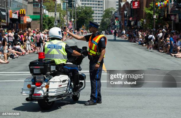 pride parade polizeiarbeit - motorradpolizist stock-fotos und bilder