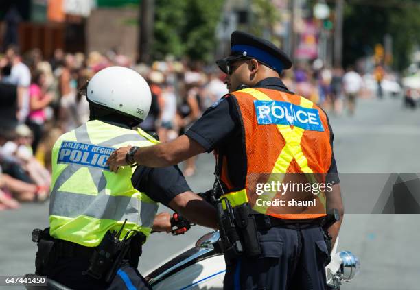pride parade polizeiarbeit - motorradpolizist stock-fotos und bilder
