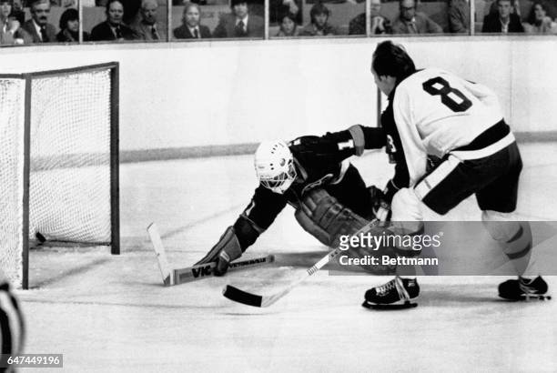 Jack Valiquette , of the Toronto Maple Leafs shoots the puck past N.Y. Islanders’ goalie Glenn Resch here 4/27 to give the Leafs a lead of 2-0 early...