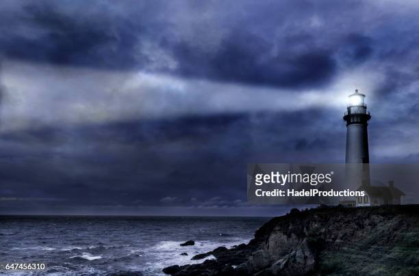 duif pt. vuurtoren tijdens winter storm - storm lighthouse stockfoto's en -beelden