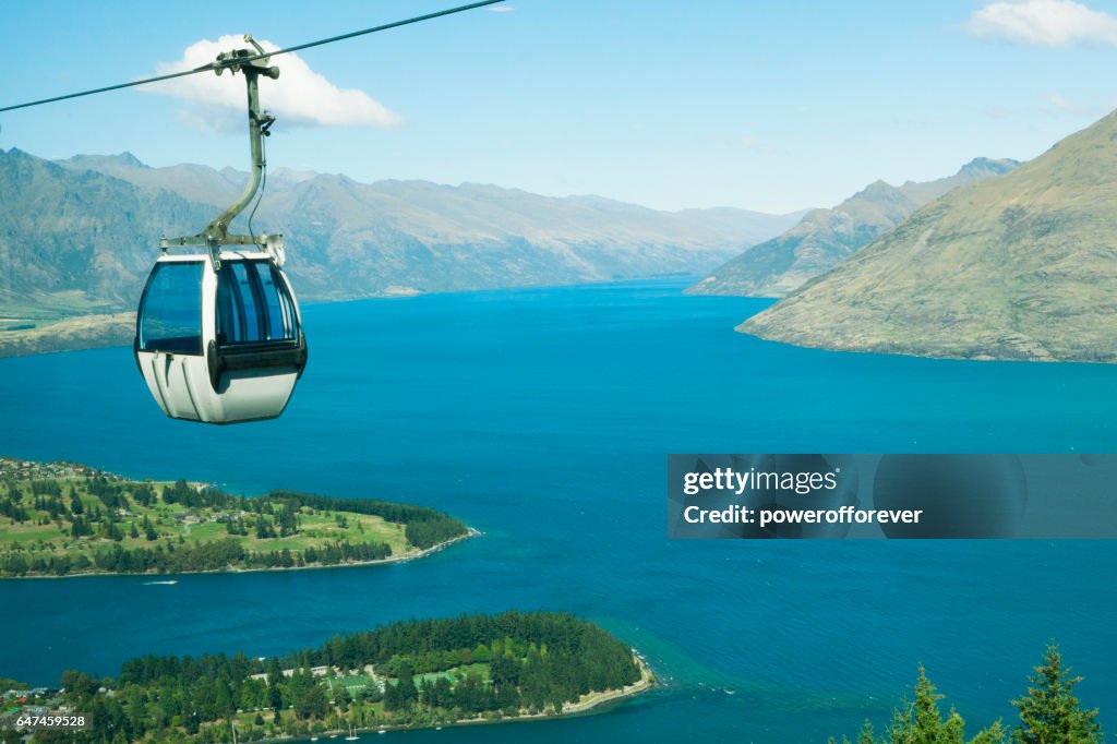 Kabelbaan boven Queenstown in de opmerkelijke bergen van Nieuw-Zeeland