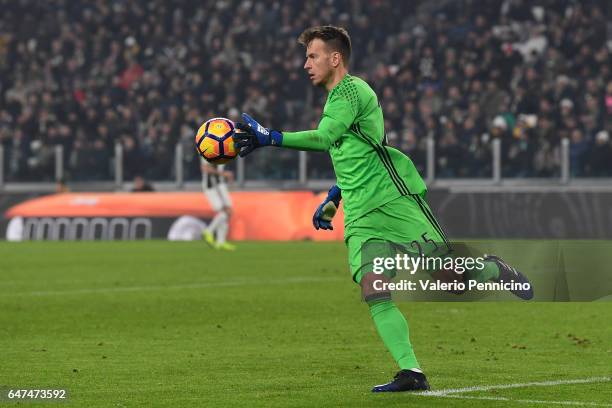 Norberto Murara Neto of Juventus FC in action during the TIM Cup match between Juventus FC and SSC Napoli at Juventus Arena on February 28, 2017 in...