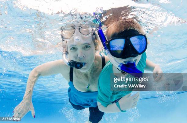 sous l’eau jouant avec grand-mère - mamie grimace photos et images de collection