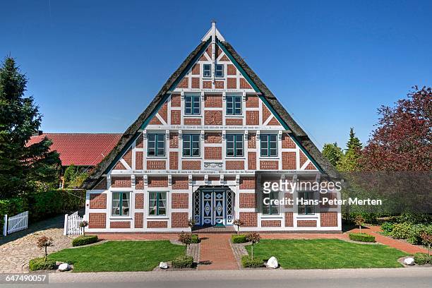 old farmhouse, mittelnkirchen, altes land, germany - lower saxony stock pictures, royalty-free photos & images