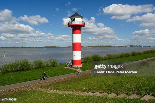 dyke and lighthouse, elbe river, altes land - elbe river stock pictures, royalty-free photos & images