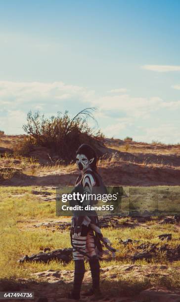 modèle zebra maquillée posant le désert - peinture corporelle photos et images de collection
