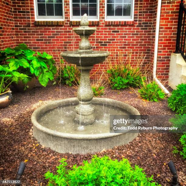 front yard fountain - caratteristica di una costruzione foto e immagini stock