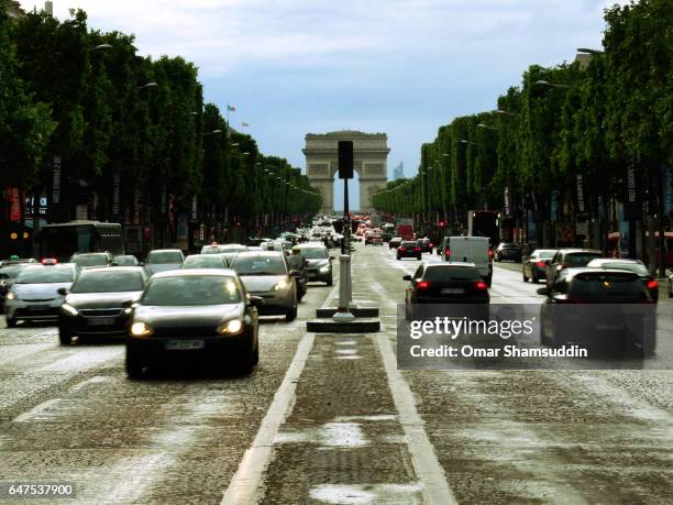 traffic at avenue des champs-élysées - avenue champs élysées stock pictures, royalty-free photos & images