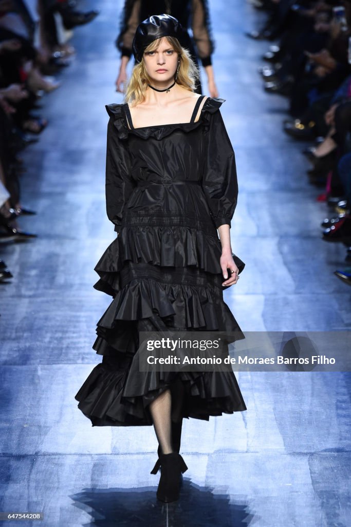 Christian Dior : Runway - Paris Fashion Week Womenswear Fall/Winter 2017/2018