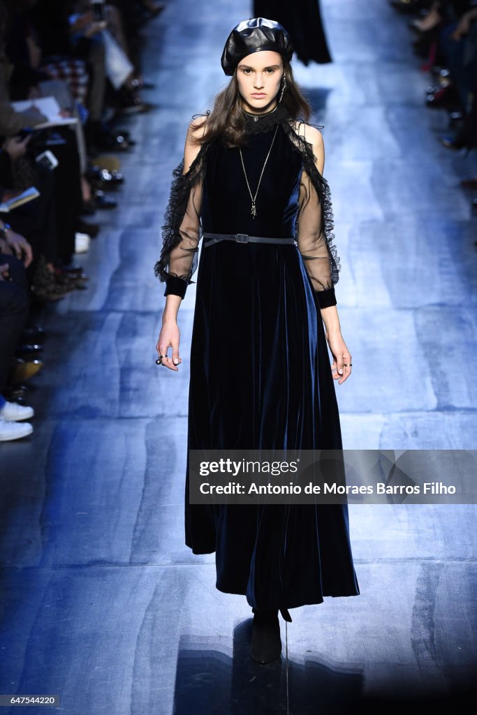 Christian Dior : Runway - Paris Fashion Week Womenswear Fall/Winter 2017/2018