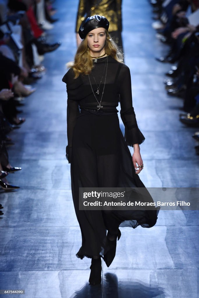 Christian Dior : Runway - Paris Fashion Week Womenswear Fall/Winter 2017/2018