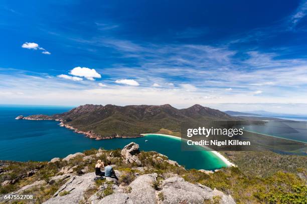 wineglass bay, tasmania - wineglass bay stockfoto's en -beelden