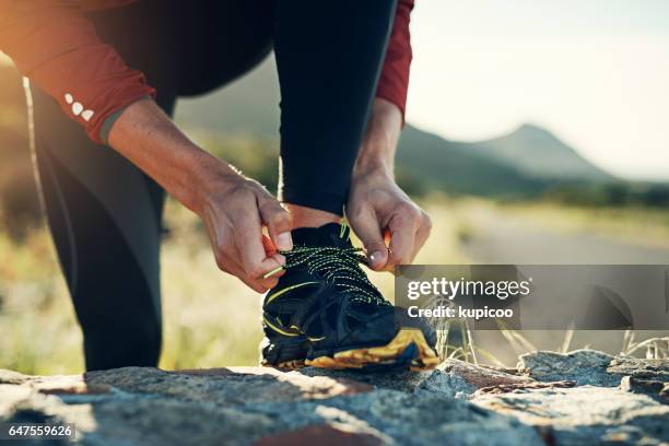 ランの前に最後の準備 - shoelaces ストックフォトと画像