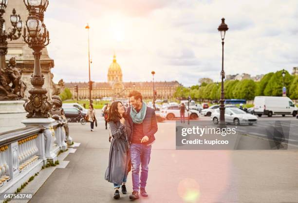 genießen einen romantischen tag in der stadt - couple paris stock-fotos und bilder