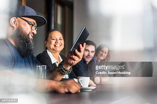 polynesian businessman in conference room - maori photos et images de collection