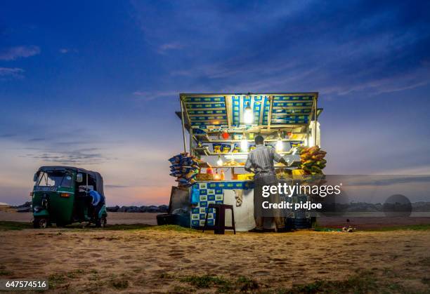 fast food cart strand van negombo in sri lanka - negombo stockfoto's en -beelden