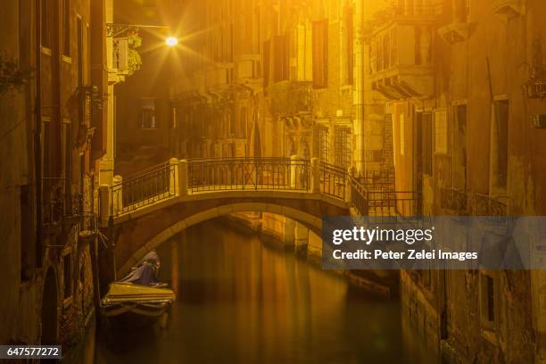 bridge over a canal in venice in the night - arch bridge stock pictures, royalty-free photos & images