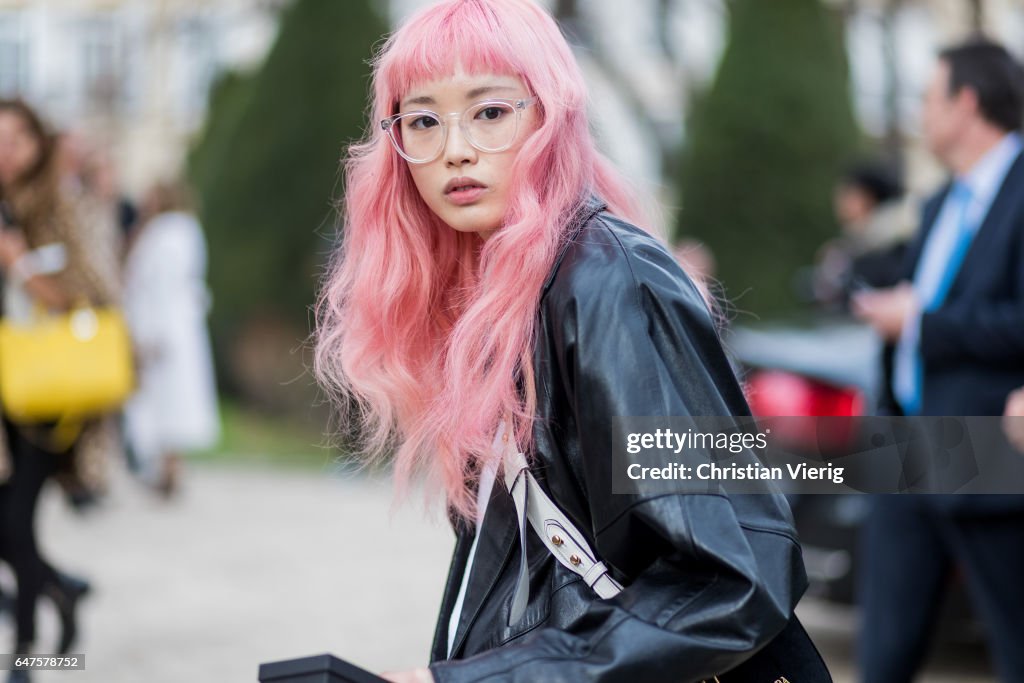 Street Style : Day Four- Paris Fashion Week Womenswear Fall/Winter 2017/2018