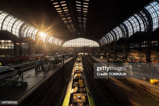 the architecture of hamburg hauptbahnhof - railroad station - fotografias e filmes do acervo