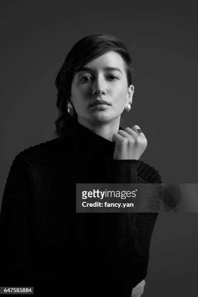 portrait of young woman - donna mezzo busto bianco e nero foto e immagini stock