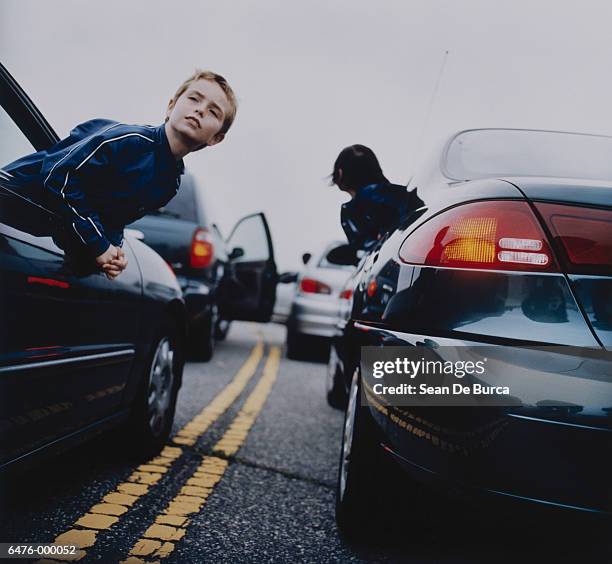 children leaning from cars - traffic jam foto e immagini stock