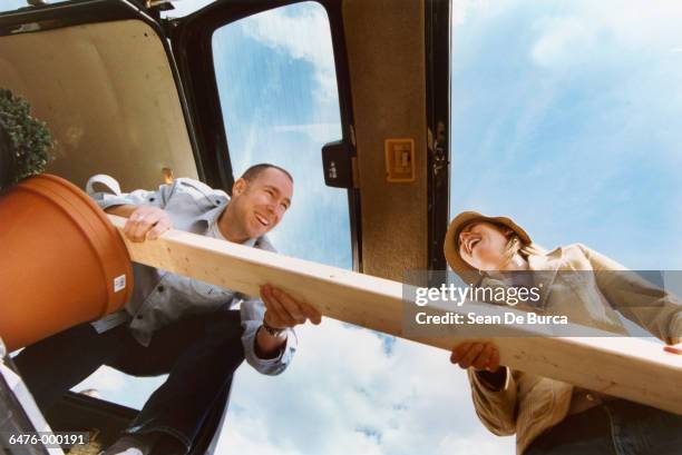 shopping couple loading trunk - baumarkt stock-fotos und bilder