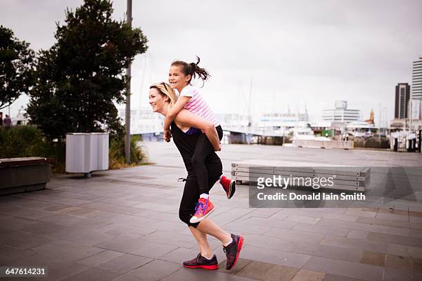 nz maori pacific healthy lifestyle - mother running foto e immagini stock