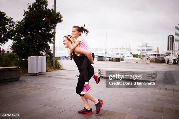 nz maori pacific healthy lifestyle - mother running stockfoto's en -beelden