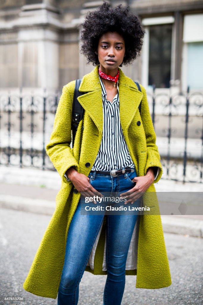 Street Style : Day Four- Paris Fashion Week Womenswear Fall/Winter 2017/2018