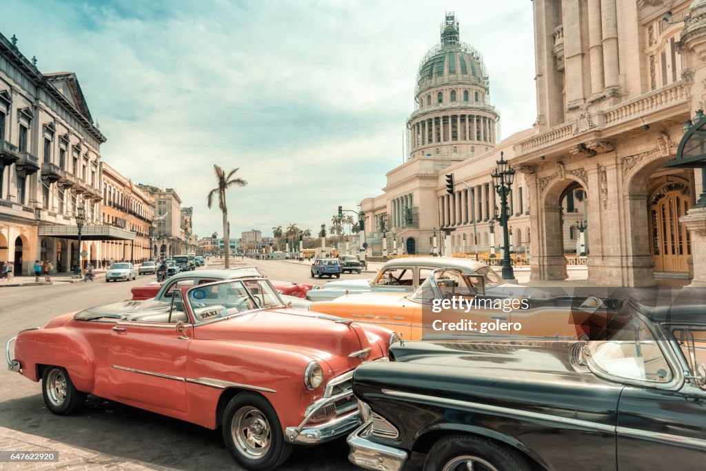 Oldtimer coches de taxi parking delante de Capitol en Havanna