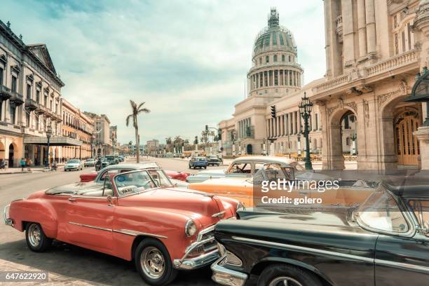 oldtimer coches de taxi parking delante de capitol en havanna - habana vieja fotografías e imágenes de stock