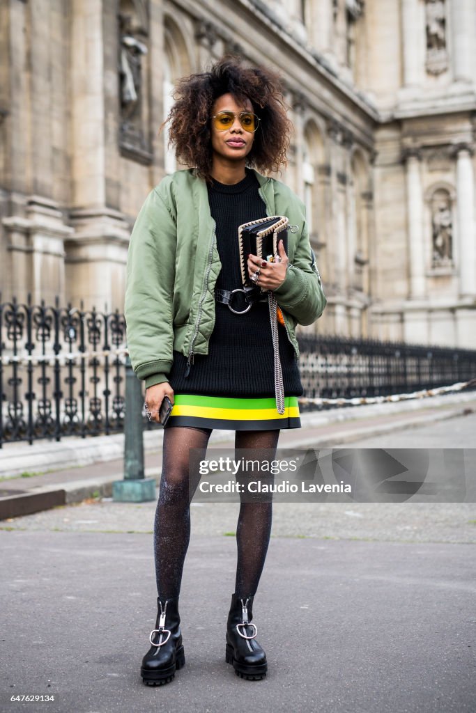 Street Style : Day Four- Paris Fashion Week Womenswear Fall/Winter 2017/2018