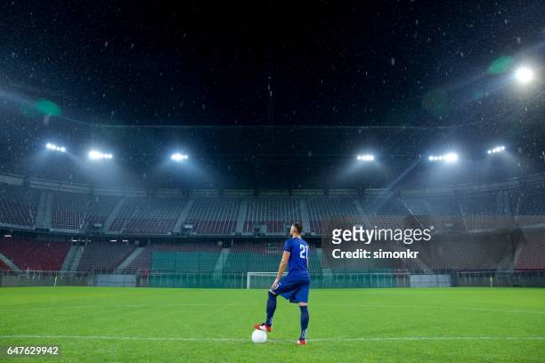 football player standing in stadium - soccer field empty night imagens e fotografias de stock