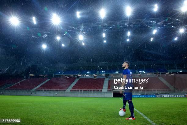 jugador del balompié en estadio - reflector fotografías e imágenes de stock