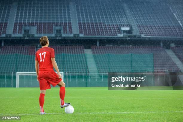 football player standing in stadium - audience free event stock pictures, royalty-free photos & images