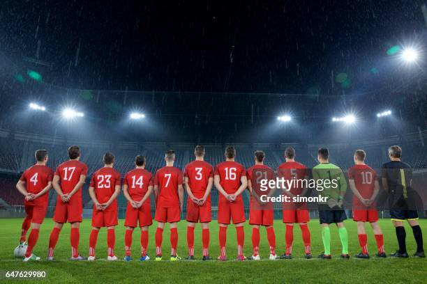 squadra di calcio in fila - divisa sportiva foto e immagini stock