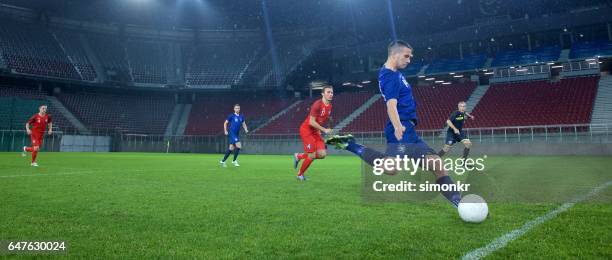 jeu de joueurs de football américain - événement sans public photos et images de collection