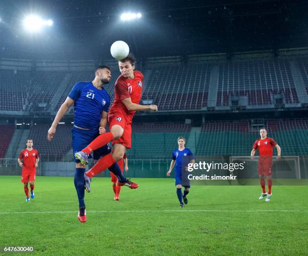 jugadores de fútbol hacia el - cabezazo fotografías e imágenes de stock