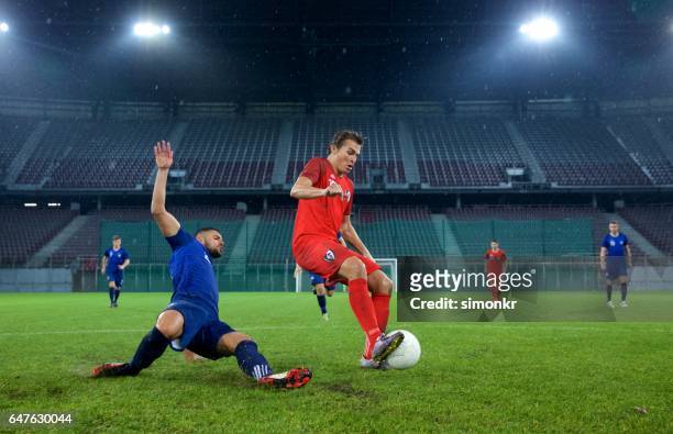football players playing football - audience free event stock pictures, royalty-free photos & images