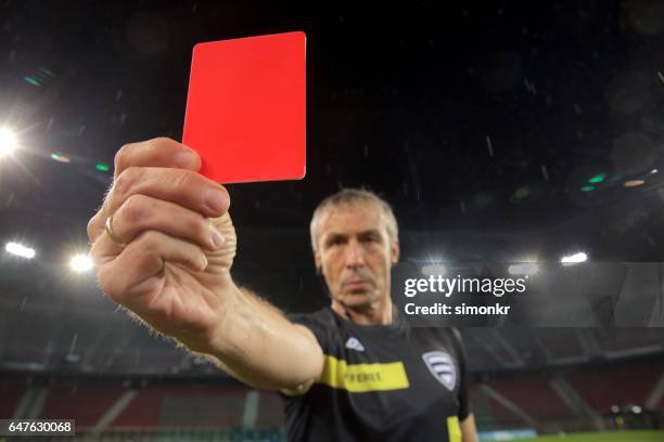 árbitro levanta o cartão vermelho - referee - fotografias e filmes do acervo