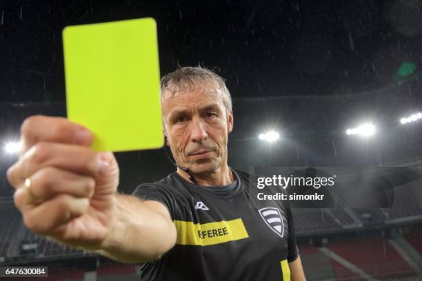 schiedsrichter hat gelbe karte - yellow card sport symbol stock-fotos und bilder