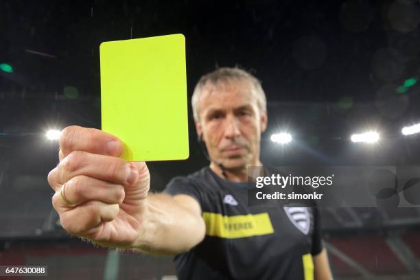 schiedsrichter hat gelbe karte - yellow card sport symbol stock-fotos und bilder