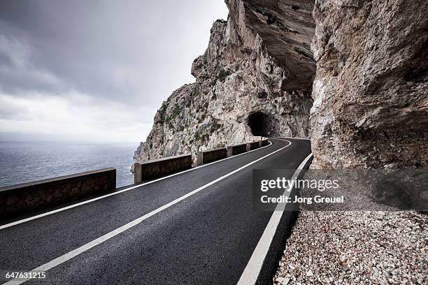 road to cap de formentor - tunnel photos et images de collection