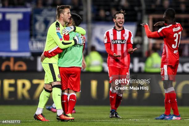 Michael Rensing of Duesseldorf celebrates with his team-mates after the Second Bundesliga match between VfL Bochum 1848 and Fortuna Duesseldorf at...