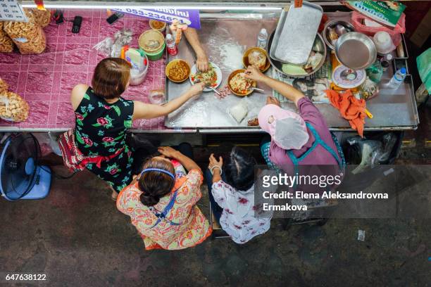 vendors lunch at warorot market, chiang mai - chiang mai province stock pictures, royalty-free photos & images